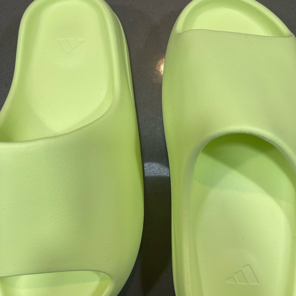 Yeezy Slide “Glow Green”